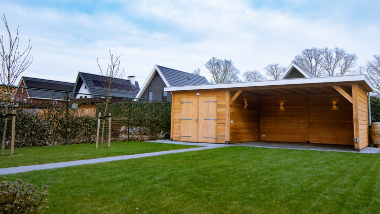 Veranda van blank douglas met verlichting in de tuin