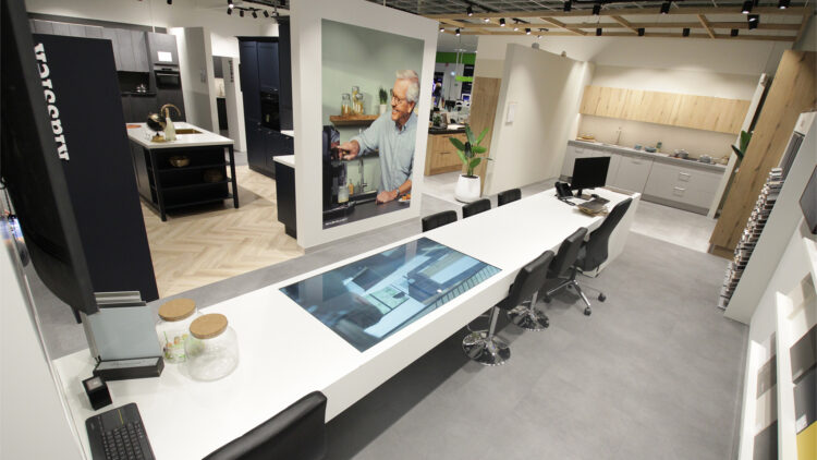 Maatwerk tafel met ingebouwd scherm