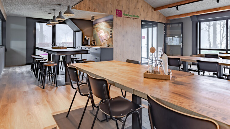 Maatwerk interieur van tafels, wanden en keuken in de kantine