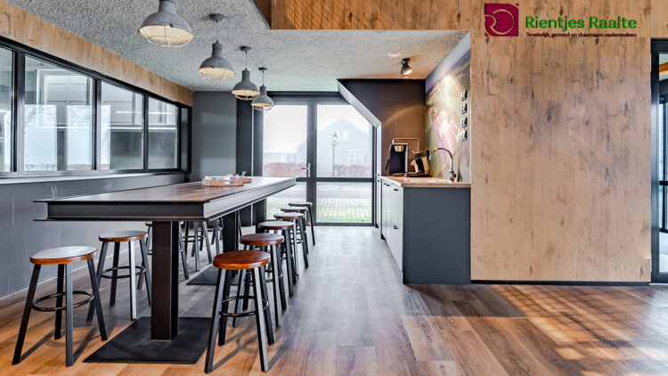 Maatwerk interieur wanden en keuken in de kantine